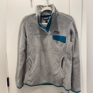 Patagonia women’s pullover half snap  size large in color grey with blue outline